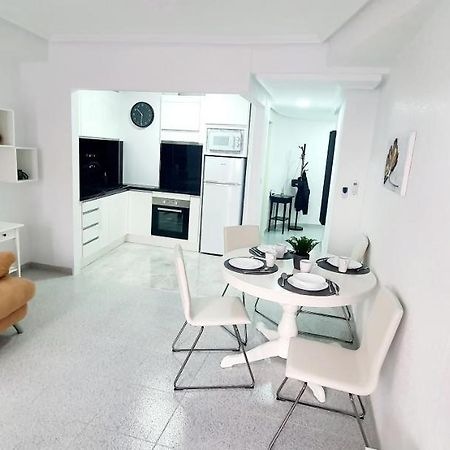 Apartments On The Beach In Торевиеха Екстериор снимка