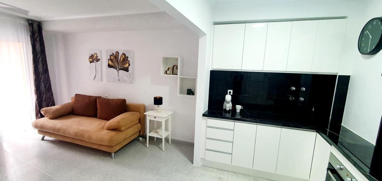 Apartments On The Beach In Торевиеха Екстериор снимка