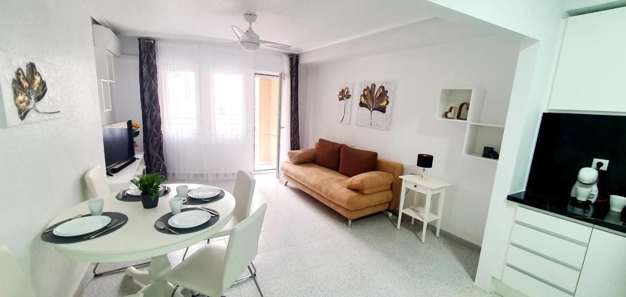 Apartments On The Beach In Торевиеха Екстериор снимка