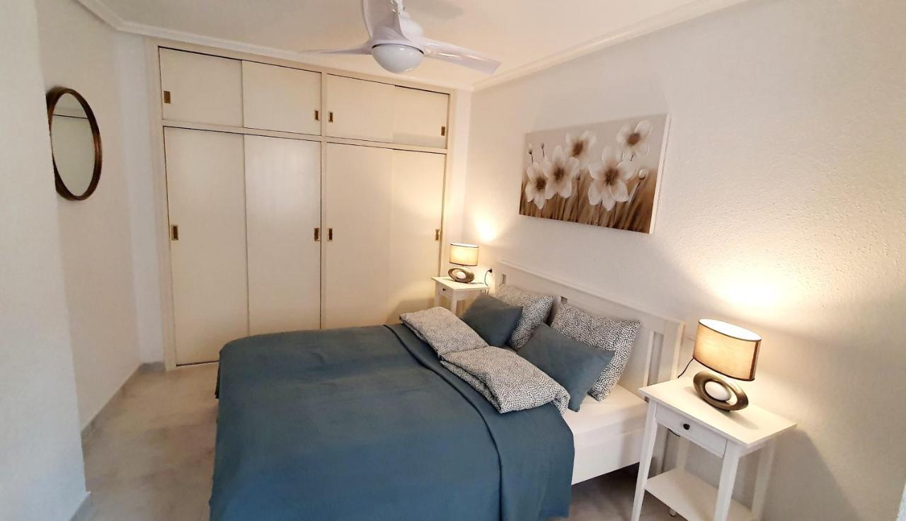 Apartments On The Beach In Торевиеха Екстериор снимка