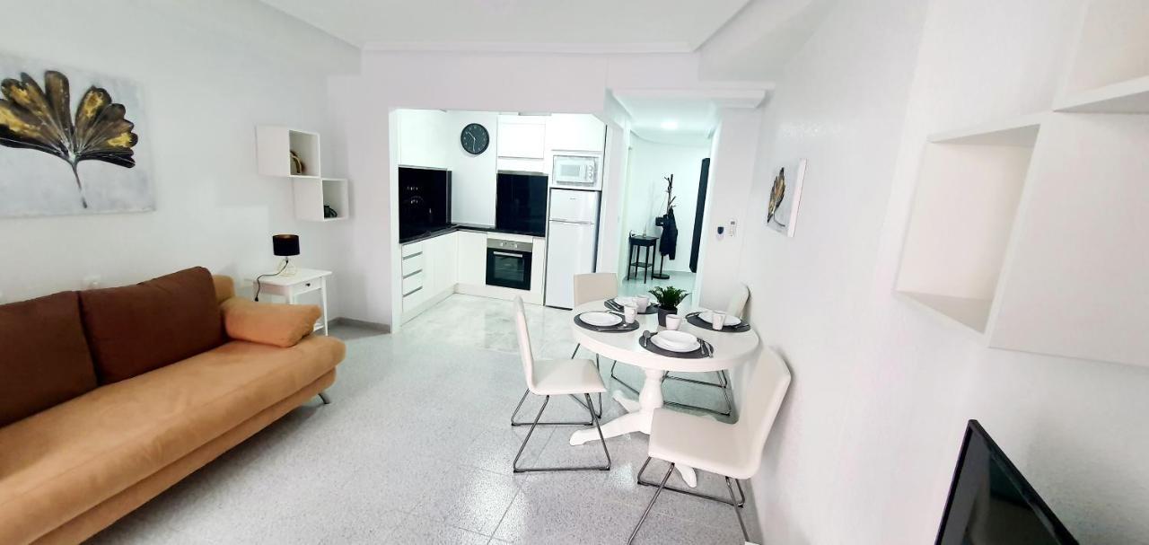 Apartments On The Beach In Торевиеха Екстериор снимка
