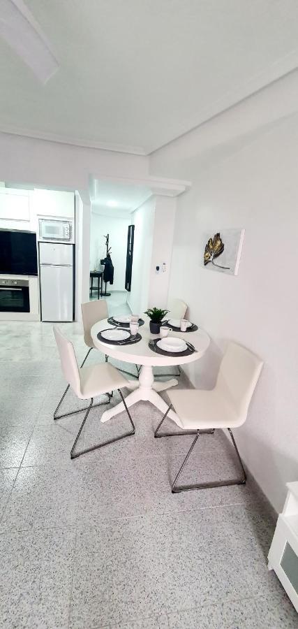 Apartments On The Beach In Торевиеха Екстериор снимка